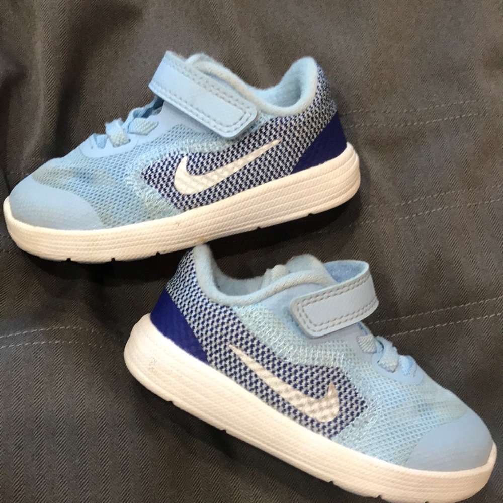 Nike Boys 5C sneakers